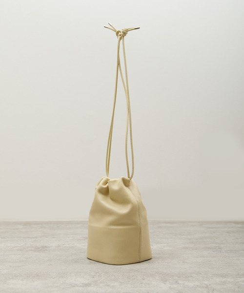 ITTI(イッチ)の「ITTI イッチ / CELLIE SAILOR KINCHAKU - MM RAPTO FLEX ラプトレザー巾着ショルダーバッグ / ITTI-BAG-148-RF(ショルダーバッグ・メンズ・ブラック/アイボリー/グレイッシュベージュ・FREE)」の8枚目の写真