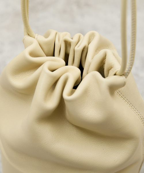 ITTI(イッチ)の「ITTI イッチ / CELLIE SAILOR KINCHAKU - MM RAPTO FLEX ラプトレザー巾着ショルダーバッグ / ITTI-BAG-148-RF(ショルダーバッグ・メンズ・ブラック/アイボリー/グレイッシュベージュ・FREE)」の9枚目の写真
