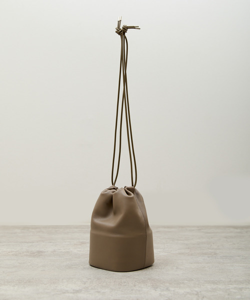 ITTI(イッチ)の「ITTI イッチ / CELLIE SAILOR KINCHAKU - MM RAPTO FLEX ラプトレザー巾着ショルダーバッグ / ITTI-BAG-148-RF(ショルダーバッグ・メンズ・ブラック/アイボリー/グレイッシュベージュ・FREE)」の10枚目の写真