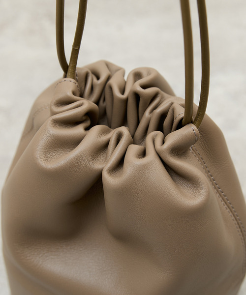 ITTI(イッチ)の「ITTI イッチ / CELLIE SAILOR KINCHAKU - MM RAPTO FLEX ラプトレザー巾着ショルダーバッグ / ITTI-BAG-148-RF(ショルダーバッグ・メンズ・ブラック/アイボリー/グレイッシュベージュ・FREE)」の11枚目の写真