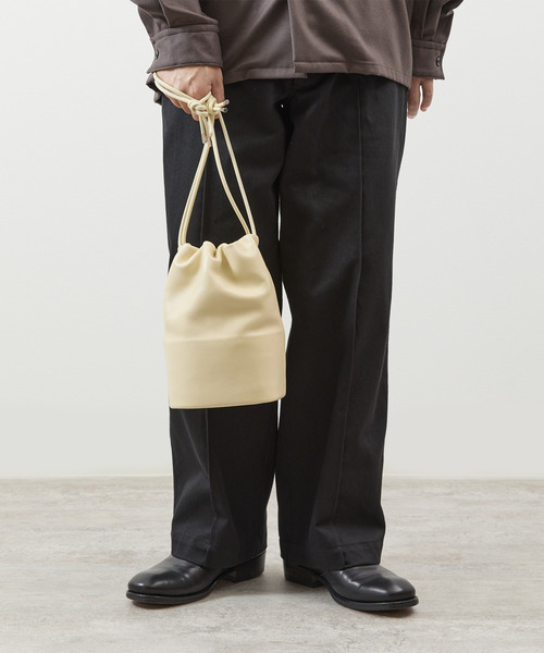 ITTI(イッチ)の「ITTI イッチ / CELLIE SAILOR KINCHAKU - MM RAPTO FLEX ラプトレザー巾着ショルダーバッグ / ITTI-BAG-148-RF(ショルダーバッグ・メンズ・ブラック/アイボリー/グレイッシュベージュ・FREE)」の12枚目の写真