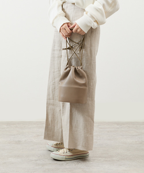 ITTI(イッチ)の「ITTI イッチ / CELLIE SAILOR KINCHAKU - MM RAPTO FLEX ラプトレザー巾着ショルダーバッグ / ITTI-BAG-148-RF(ショルダーバッグ・メンズ・ブラック/アイボリー/グレイッシュベージュ・FREE)」の16枚目の写真