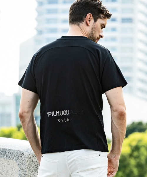 1PIU1UGUALE3 RELAX (ウノピゥウノウグァーレトレ リラックス)の「1PIU1UGUALE3 RELAX(ウノピゥウノウグァーレトレ リラックス)バックプリント ラインストーンロゴ 半袖Tシャツ(Tシャツ/カットソー・メンズ・ブラック/ホワイト/ベージュ・S/M/L/XL/XXL)」の2枚目の写真