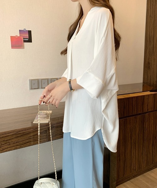 SEU(エスイーユー)の「レディース 体型カバー プルオーバー ドルマンブラウス スリーブ 薄手 スキッパー 洗える/UVケア ビッグシルエット 韓国風 オフィスカジュアル きれいめカジュアル(シャツ/ブラウス・レディース・ベージュ/ネイビー/ホワイト/ブラック・フリー)」の7枚目の写真