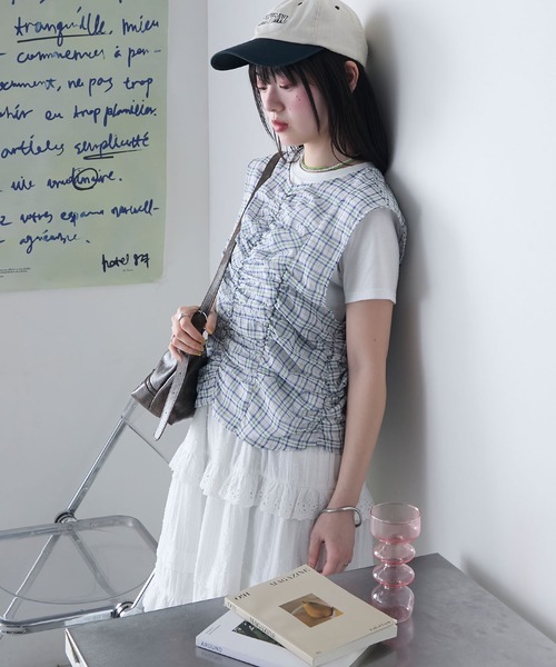 forksy.(フォルクシー)の「【forksy.】シアー チェック柄 ノースリブラウス & Tシャツ レイヤードトップス(Tシャツ/カットソー・レディース・グレー系/ライトベージュ/ベージュ系・FREE)」の4枚目の写真