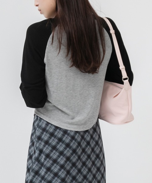 HEILIS（ヘイリス）の「シアーラグランロングＴシャツ /長袖 ロンT クロップド丈 ミニマル 韓国 ノームコア シティガール 秋服 冬服 春服 ホワイト グレー（Tシャツ/カットソー・レディース・ホワイト/グレー・FREE）」の15枚目の写真