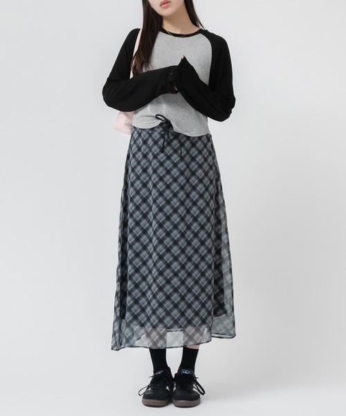 HEILIS（ヘイリス）の「シアーラグランロングＴシャツ /長袖 ロンT クロップド丈 ミニマル 韓国 ノームコア シティガール 秋服 冬服 春服 ホワイト グレー（Tシャツ/カットソー・レディース・ホワイト/グレー・FREE）」の17枚目の写真