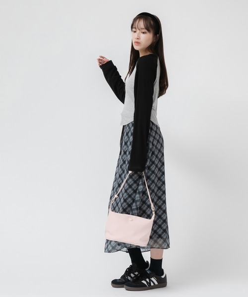 HEILIS（ヘイリス）の「シアーラグランロングＴシャツ /長袖 ロンT クロップド丈 ミニマル 韓国 ノームコア シティガール 秋服 冬服 春服 ホワイト グレー（Tシャツ/カットソー・レディース・ホワイト/グレー・FREE）」の18枚目の写真