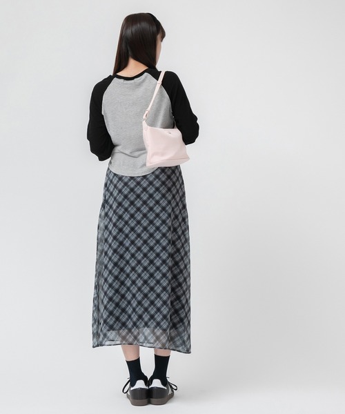 HEILIS（ヘイリス）の「シアーラグランロングＴシャツ /長袖 ロンT クロップド丈 ミニマル 韓国 ノームコア シティガール 秋服 冬服 春服 ホワイト グレー（Tシャツ/カットソー・レディース・ホワイト/グレー・FREE）」の19枚目の写真