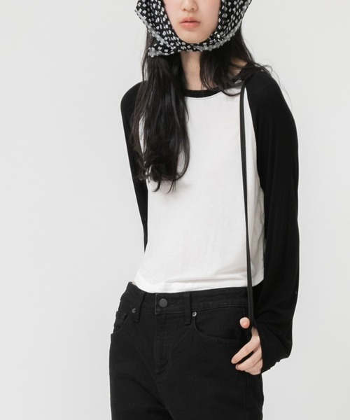 HEILIS（ヘイリス）の「シアーラグランロングＴシャツ /長袖 ロンT クロップド丈 ミニマル 韓国 ノームコア シティガール 秋服 冬服 春服 ホワイト グレー（Tシャツ/カットソー・レディース・ホワイト/グレー・FREE）」の4枚目の写真