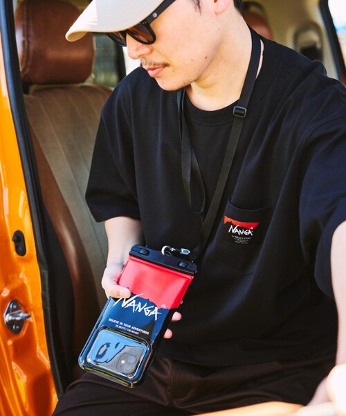NANGA（ナンガ）の「NANGA × FREAK'S STORE/ナンガ × フリークスストア 別注 FLOATING PHONE PROTECT CASE フローティング フォーンプロテクト ケース（スマホケース/カバー・メンズ・ブラック・ONE SIZE）」の2枚目の写真