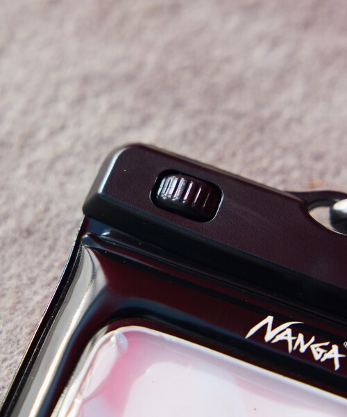 NANGA（ナンガ）の「NANGA × FREAK'S STORE/ナンガ × フリークスストア 別注 FLOATING PHONE PROTECT CASE フローティング フォーンプロテクト ケース（スマホケース/カバー・メンズ・ブラック・ONE SIZE）」の16枚目の写真