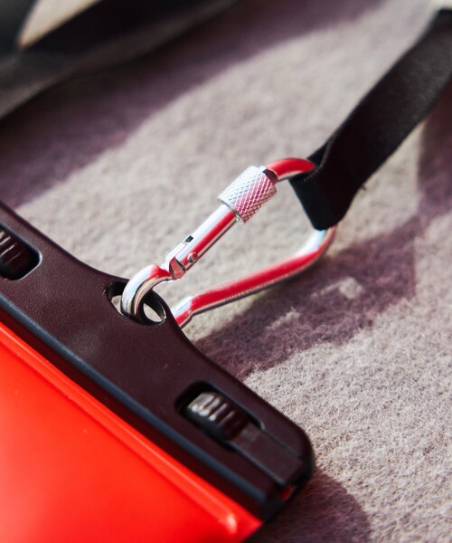 NANGA（ナンガ）の「NANGA × FREAK'S STORE/ナンガ × フリークスストア 別注 FLOATING PHONE PROTECT CASE フローティング フォーンプロテクト ケース（スマホケース/カバー・メンズ・ブラック・ONE SIZE）」の19枚目の写真