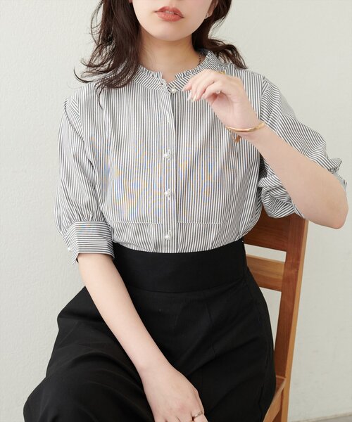 natural couture（ナチュラルクチュール）の「パール釦ヨーク切替5分袖シャツブラウス（シャツ/ブラウス・レディース・ブルー系その他/ブラック系その他/ブルー/オフホワイト/グレー・FREE）」の3枚目の写真