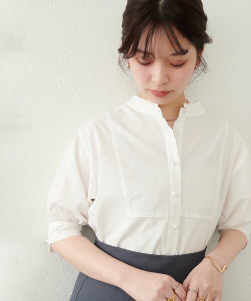 natural couture（ナチュラルクチュール）の「パール釦ヨーク切替5分袖シャツブラウス（シャツ/ブラウス・レディース・ブルー系その他/ブラック系その他/ブルー/オフホワイト/グレー・FREE）」の2枚目の写真
