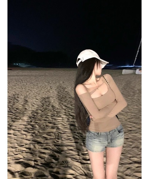Achic（アシック）の「ショルダーカットアウトトップス（Tシャツ/カットソー・レディース・ブラック/ブラウン/ピンク・M）」の4枚目の写真