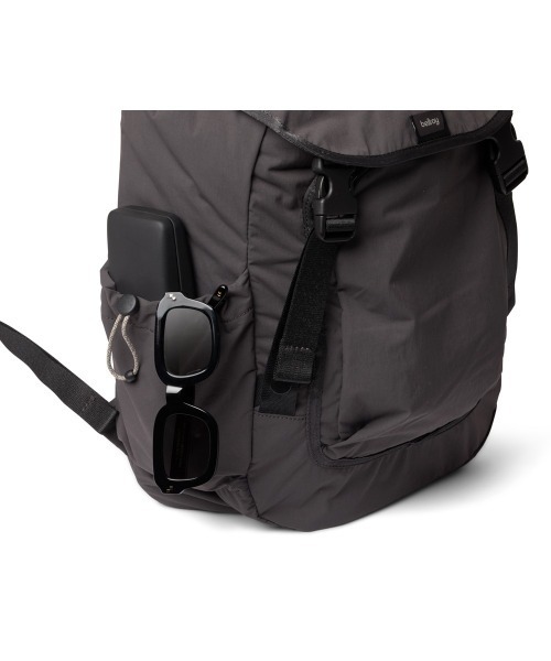 entre square(アントレスクエアー)の「Bellroy/バックパック/ミニバッグ Cinch Backpack チャコール(廃盤カラー)(バックパック/リュック・レディース・ブラック・ONESIZE)」の2枚目の写真