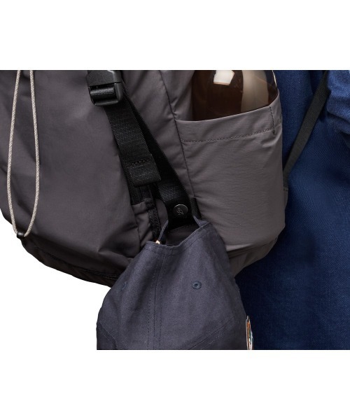 entre square(アントレスクエアー)の「Bellroy/バックパック/ミニバッグ Cinch Backpack チャコール(廃盤カラー)(バックパック/リュック・レディース・ブラック・ONESIZE)」の3枚目の写真