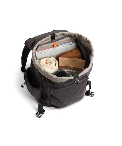 entre square(アントレスクエアー)の「Bellroy/バックパック/ミニバッグ Cinch Backpack チャコール(廃盤カラー)(バックパック/リュック・レディース・ブラック・ONESIZE)」の12枚目の写真