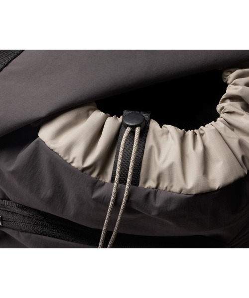 entre square(アントレスクエアー)の「Bellroy/バックパック/ミニバッグ Cinch Backpack チャコール(廃盤カラー)(バックパック/リュック・レディース・ブラック・ONESIZE)」の13枚目の写真