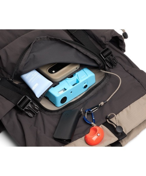 entre square(アントレスクエアー)の「Bellroy/バックパック/ミニバッグ Cinch Backpack チャコール(廃盤カラー)(バックパック/リュック・レディース・ブラック・ONESIZE)」の14枚目の写真