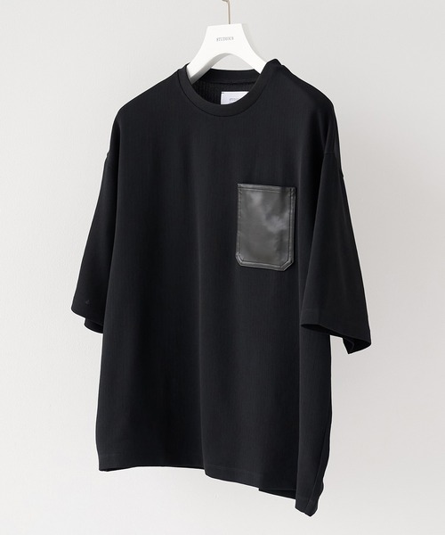STUDIOUS(ステュディオス)の「【STUDIOUS】DRY DOBBY LEATHER POCKET TEE(Tシャツ/カットソー・メンズ・ブラック/グレイッシュベージュ・1/2)」の1枚目の写真