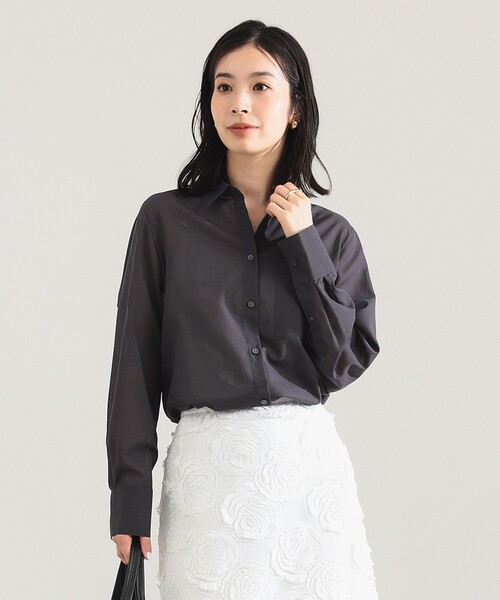 Demi-Luxe BEAMS（デミルクス ビームス）の「ポリエステル ウール トロピカル シアー シャツ［手洗い可］（シャツ/ブラウス・レディース・チャコールグレー/オフホワイト/ブラウン・ONE SIZE）」の3枚目の写真