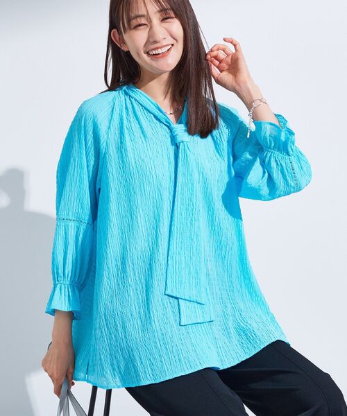 INDIVI（インディヴィ）の「【洗える／シャーリング素材】ボリューム袖エアリーブラウス（シャツ/ブラウス・レディース・ブラック/ライトグレー/ホワイト/ブルー系5・03/34/38/13/15 /05）」の4枚目の写真