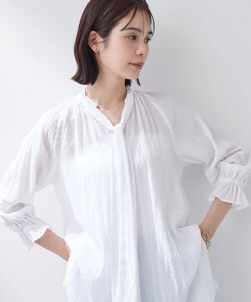INDIVI（インディヴィ）の「【洗える／シャーリング素材】ボリューム袖エアリーブラウス（シャツ/ブラウス・レディース・ブラック/ライトグレー/ホワイト/ブルー系5・03/34/38/13/15 /05）」の2枚目の写真