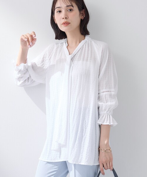 INDIVI（インディヴィ）の「【洗える／シャーリング素材】ボリューム袖エアリーブラウス（シャツ/ブラウス・レディース・ブラック/ライトグレー/ホワイト/ブルー系5・03/34/38/13/15 /05）」の6枚目の写真