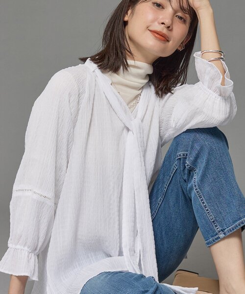 INDIVI（インディヴィ）の「【洗える／シャーリング素材】ボリューム袖エアリーブラウス（シャツ/ブラウス・レディース・ブラック/ライトグレー/ホワイト/ブルー系5・03/34/38/13/15 /05）」の9枚目の写真