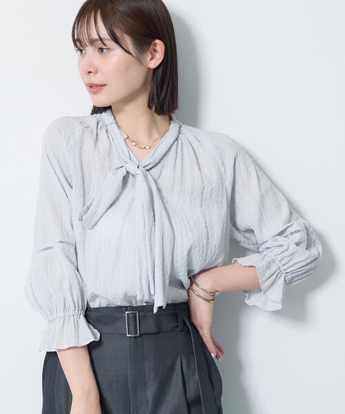INDIVI（インディヴィ）の「【洗える／シャーリング素材】ボリューム袖エアリーブラウス（シャツ/ブラウス・レディース・ブラック/ライトグレー/ホワイト/ブルー系5・03/34/38/13/15 /05）」の18枚目の写真