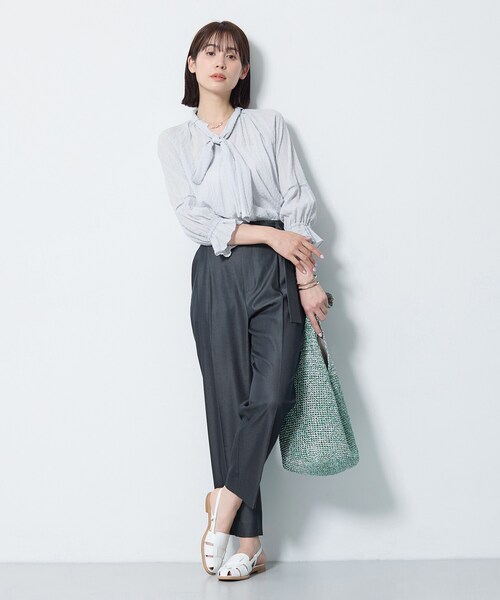 INDIVI（インディヴィ）の「【洗える／シャーリング素材】ボリューム袖エアリーブラウス（シャツ/ブラウス・レディース・ブラック/ライトグレー/ホワイト/ブルー系5・03/34/38/13/15 /05）」の19枚目の写真