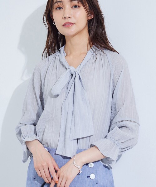INDIVI（インディヴィ）の「【洗える／シャーリング素材】ボリューム袖エアリーブラウス（シャツ/ブラウス・レディース・ブラック/ライトグレー/ホワイト/ブルー系5・03/34/38/13/15 /05）」の20枚目の写真