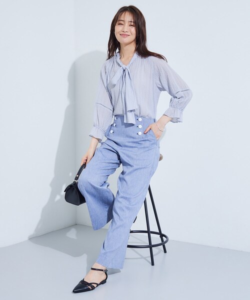 INDIVI（インディヴィ）の「【洗える／シャーリング素材】ボリューム袖エアリーブラウス（シャツ/ブラウス・レディース・ブラック/ライトグレー/ホワイト/ブルー系5・03/34/38/13/15 /05）」の22枚目の写真