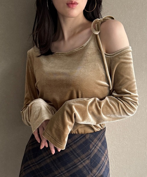 junoah(ジュノア)の「アシメ肩リボンベロアトップス(Tシャツ/カットソー・レディース・グレイッシュベージュ/ブラック/チャコール・LARGE/MEDIUM/SMALL)」の1枚目の写真