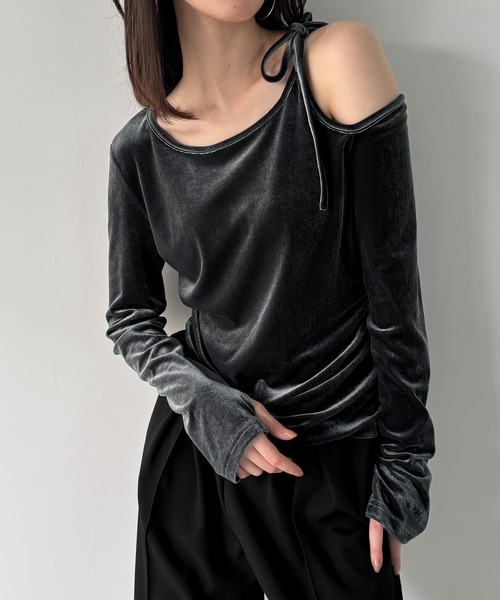 junoah(ジュノア)の「アシメ肩リボンベロアトップス(Tシャツ/カットソー・レディース・グレイッシュベージュ/ブラック/チャコール・LARGE/MEDIUM/SMALL)」の3枚目の写真