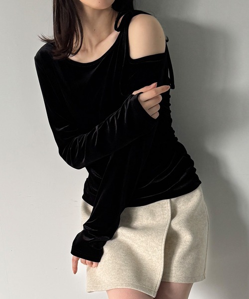 junoah(ジュノア)の「アシメ肩リボンベロアトップス(Tシャツ/カットソー・レディース・グレイッシュベージュ/ブラック/チャコール・LARGE/MEDIUM/SMALL)」の2枚目の写真