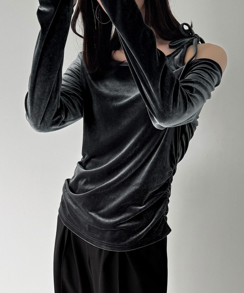 junoah(ジュノア)の「アシメ肩リボンベロアトップス(Tシャツ/カットソー・レディース・グレイッシュベージュ/ブラック/チャコール・LARGE/MEDIUM/SMALL)」の4枚目の写真