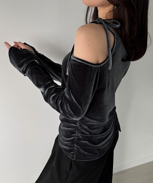 junoah(ジュノア)の「アシメ肩リボンベロアトップス(Tシャツ/カットソー・レディース・グレイッシュベージュ/ブラック/チャコール・LARGE/MEDIUM/SMALL)」の5枚目の写真