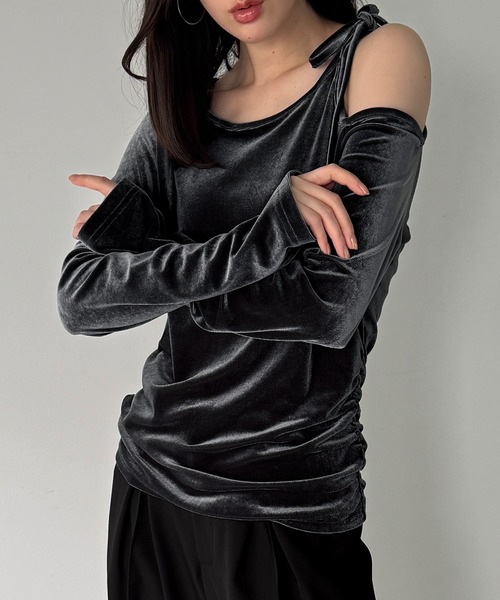 junoah(ジュノア)の「アシメ肩リボンベロアトップス(Tシャツ/カットソー・レディース・グレイッシュベージュ/ブラック/チャコール・LARGE/MEDIUM/SMALL)」の6枚目の写真