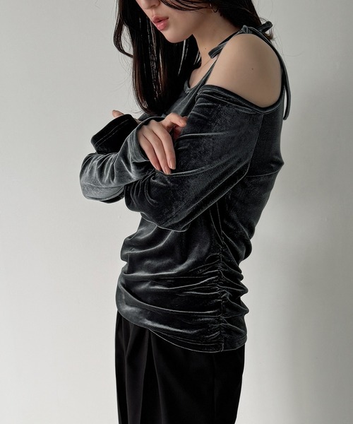 junoah(ジュノア)の「アシメ肩リボンベロアトップス(Tシャツ/カットソー・レディース・グレイッシュベージュ/ブラック/チャコール・LARGE/MEDIUM/SMALL)」の7枚目の写真
