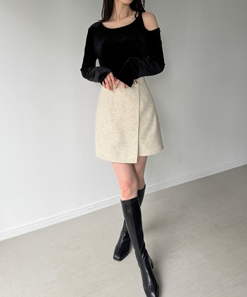 junoah(ジュノア)の「アシメ肩リボンベロアトップス(Tシャツ/カットソー・レディース・グレイッシュベージュ/ブラック/チャコール・LARGE/MEDIUM/SMALL)」の13枚目の写真