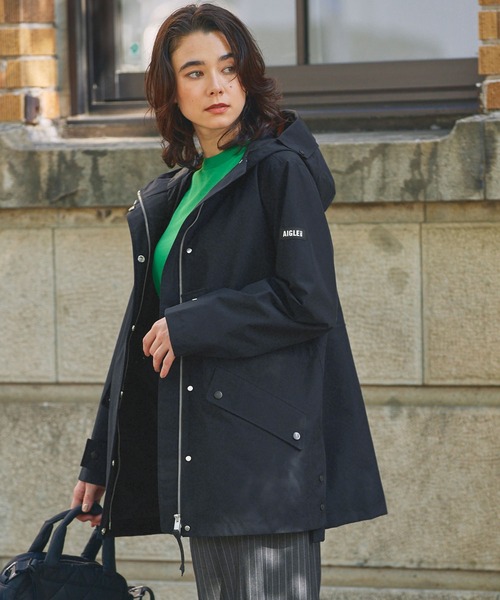 AIGLE（エーグル）の「GORE-TEX ゴアテックス 防水 透湿 防風 2レイヤーロングジャケット RP（マウンテンパーカー・レディース・ライトグレー/ライトブルー/ブラック・38/36/40）」の2枚目の写真