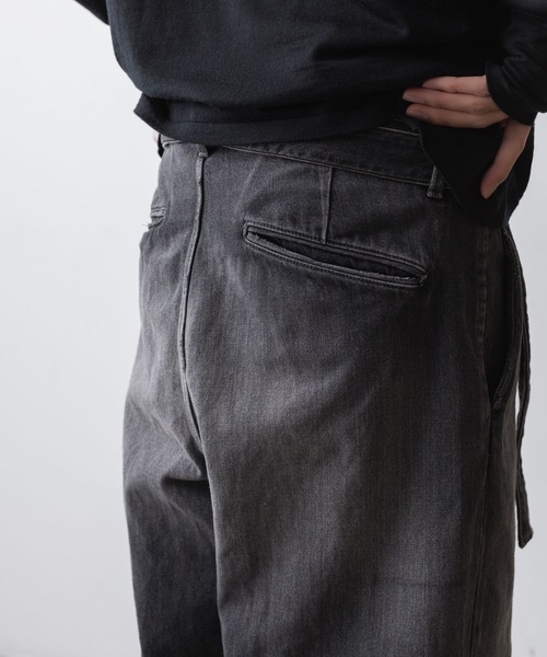 ATTACHMENT(アタッチメント)の「【 直営店・ZOZOTOWN限定 】11OZ デニム ベルテッド ワイドテーパードトラウザーズ / 11OZ DENIM BELTED WIDE TAPERD TROUSERS(デニムパンツ・メンズ・ブラック/ライトインディゴブルー・1/3/2)」の14枚目の写真