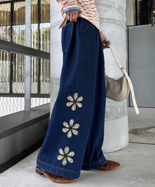 HELLO.SANFRANCISCO（ハローサンフランシスコ）の「【HELLO.SANFRANCISCO/ハローサンフランシスコ】レースフラワーカットワイドデニム（デニムパンツ・レディース・サックスブルー/ブルー・MEDIUM/SMALL）」の2枚目の写真