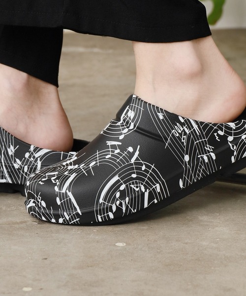 TAKAHIROMIYASHITATheSoloIst.(タカヒロミヤシタザソロイスト)の「TAKAHIROMIYASHITATheSoloIst./タカヒロミヤシタザソロイスト.×OOFOS/ウーフォス OOCLOOG LIMITED UNISEX-SOLOIST BLACK サンダル(サンダル・メンズ・ブラック系/ブラック・US10/US9/US8/US7)」の2枚目の写真