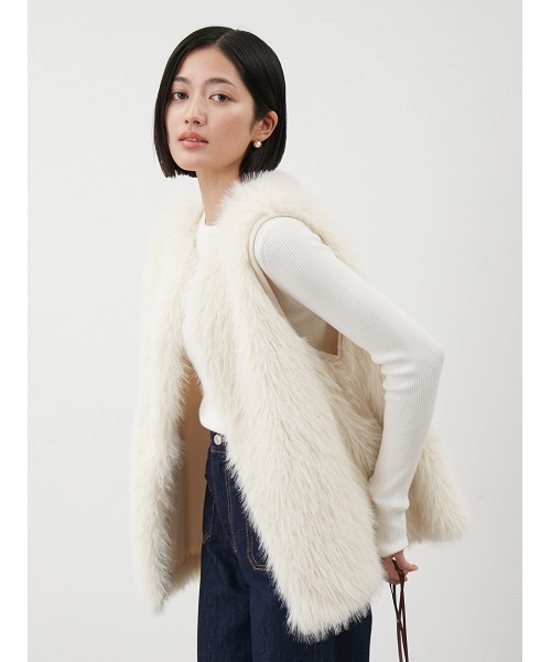 ミラオーウェン ファー風黒ノースリーブベスト　 極美品　現品限り！ ノーカラーフェイクファーベスト（その他アウター）｜Mila Owen