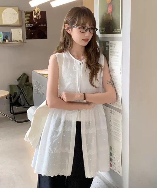 FUNdaysion(ファンデイション)の「リボン刺繍ノースリーブブラウス/カーディガン(Tシャツ/カットソー・レディース・ホワイト・M)」の2枚目の写真
