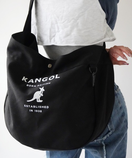 dictionary（ディクショナリー）の「【 KANGOL / カンゴール 】 カラビナ付き キャンバス ビッグ ショルダー バッグ（ショルダーバッグ・メンズ・ブラック/オフホワイト/マルチ・FREE）」の2枚目の写真